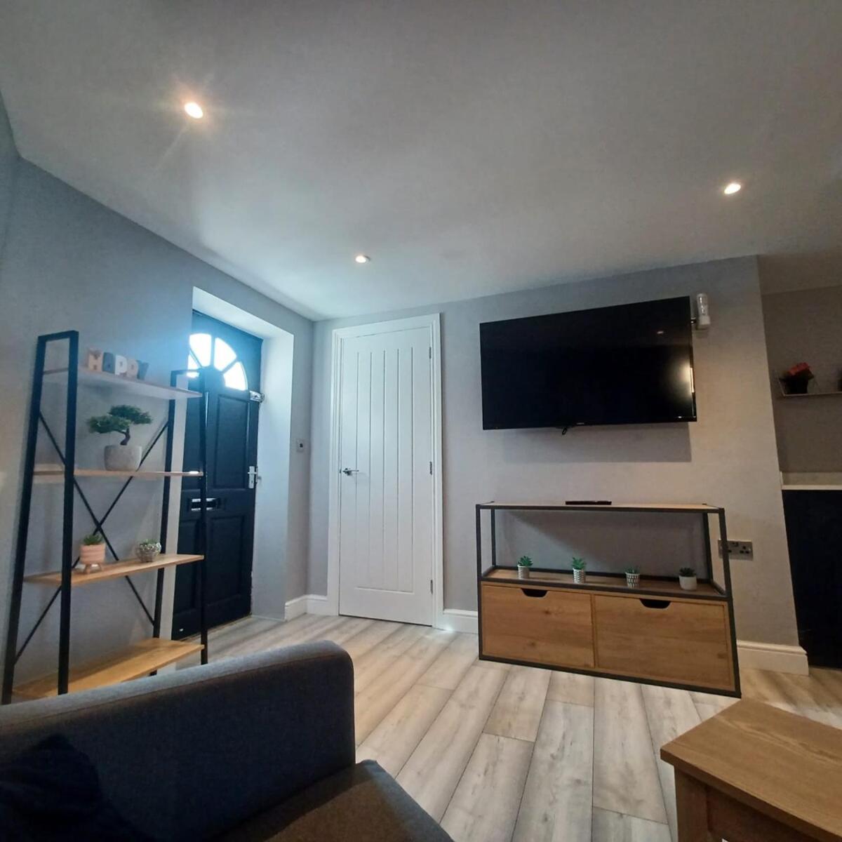 Stylish & Cosy- Brand New 1b With Parking